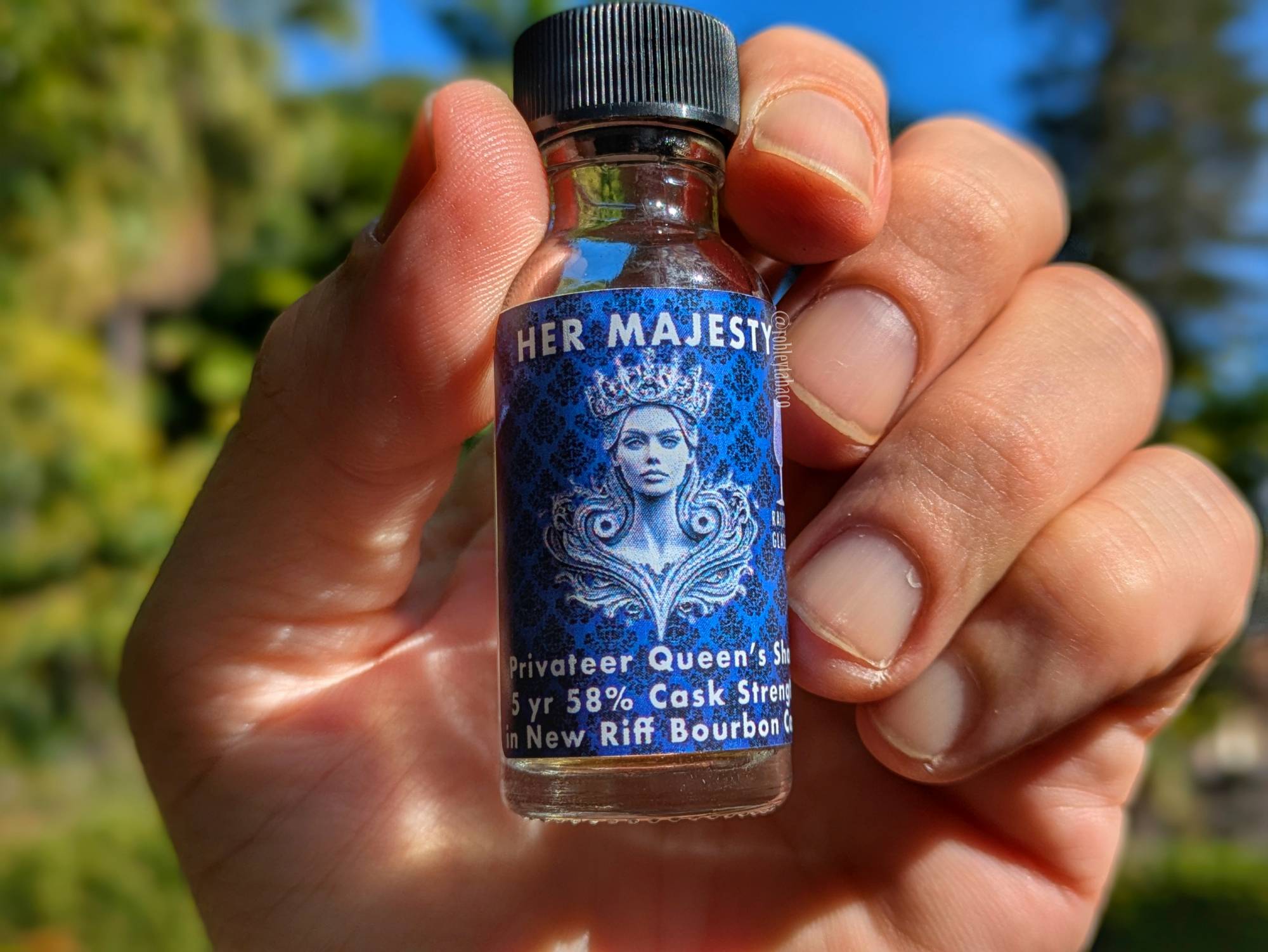 Ron: Raising Glasses Her Majesty – Humo y Tabaco